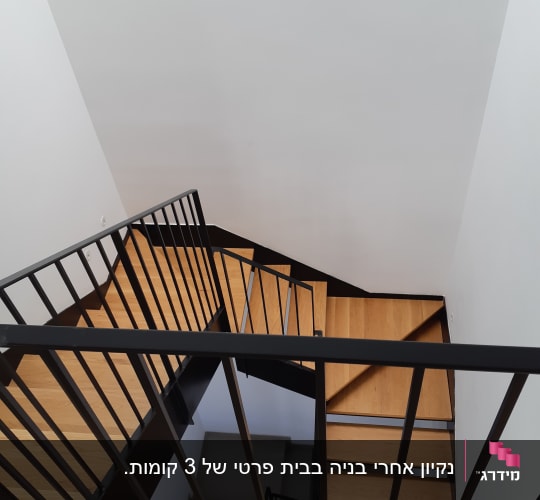 מדרגות עץ עם מעקה מתכת שחור